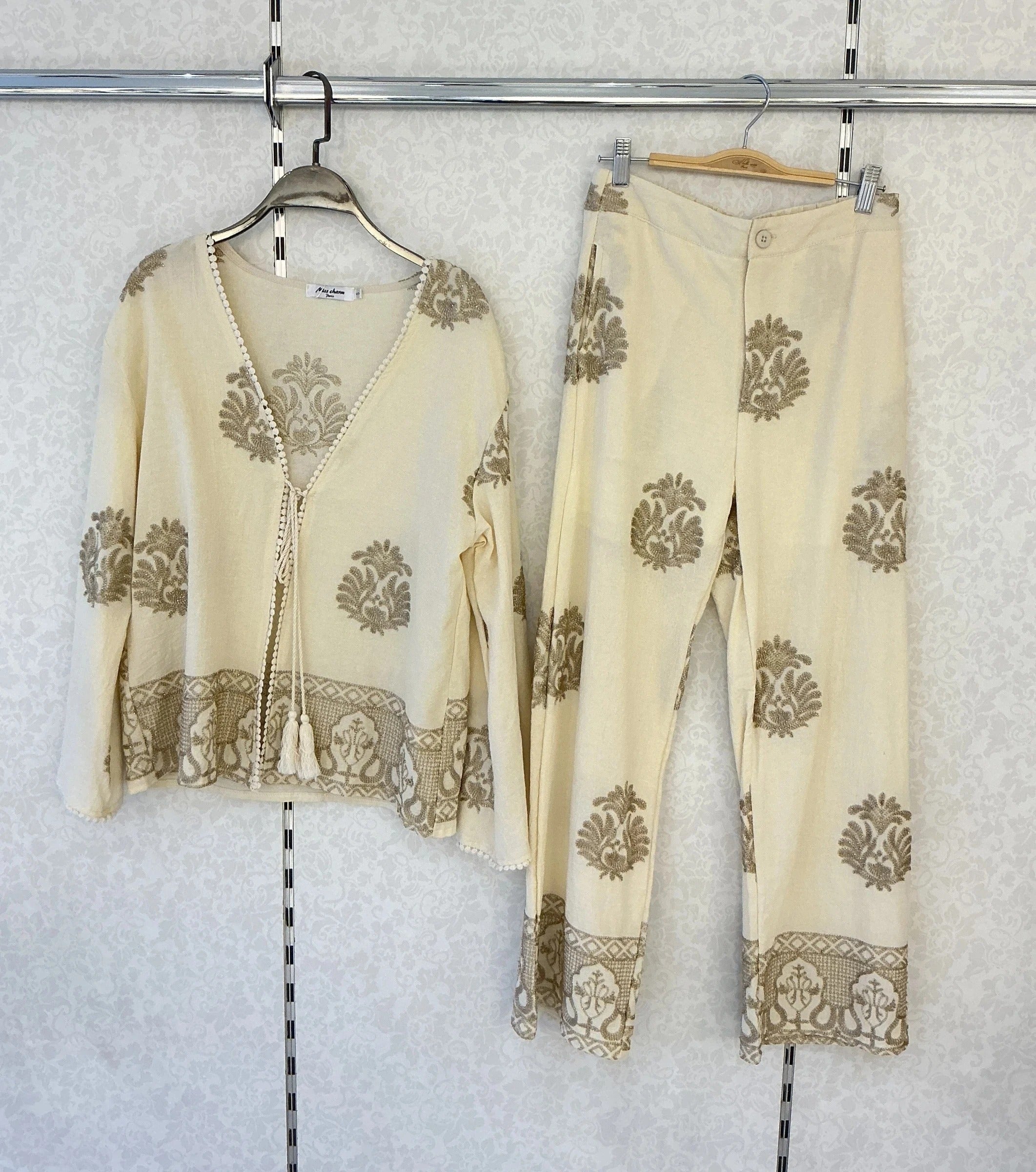 Ensemble Bohème Chic Brodé Beige – Gilet Noué & Pantalon Fluide