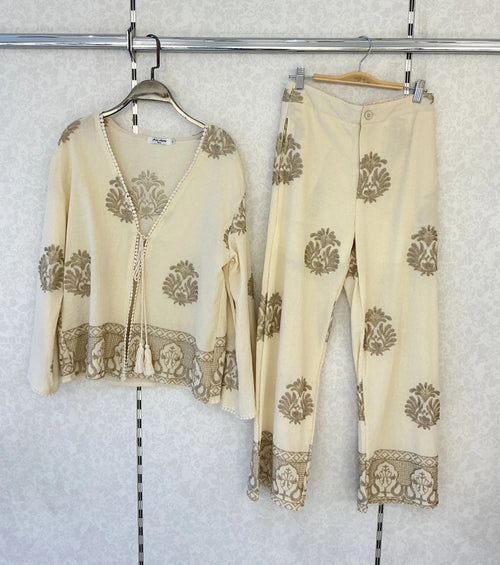 Ensemble Bohème Chic Brodé Beige – Gilet Noué & Pantalon Fluide