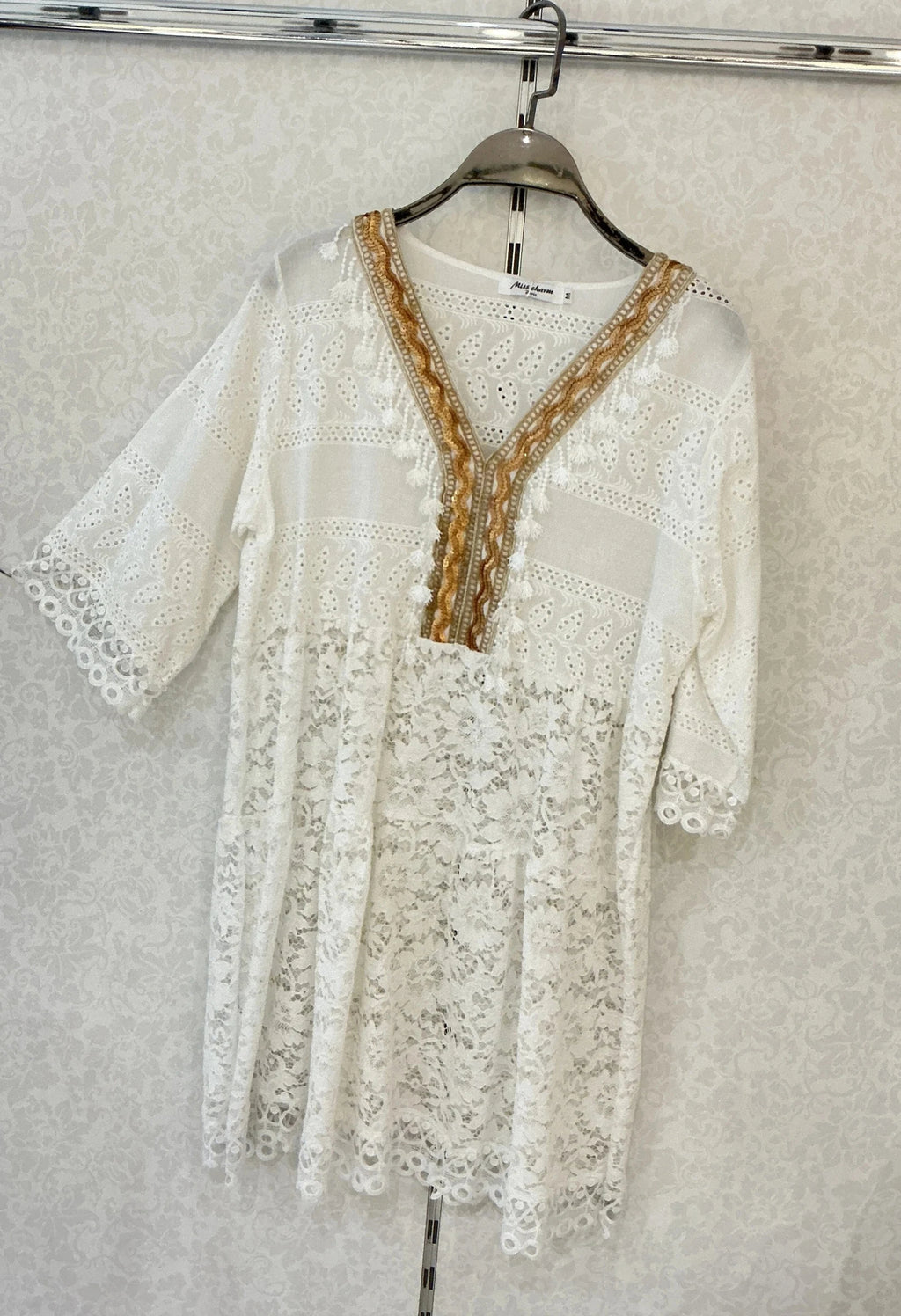 Robe courte en dentelle